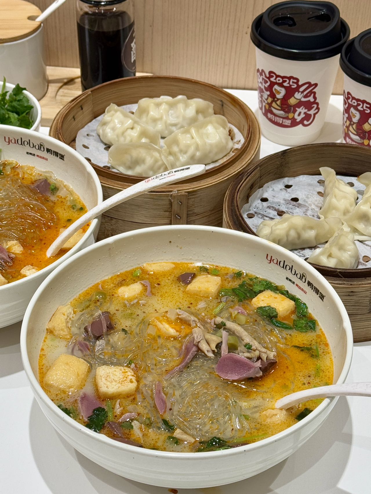 餐飲小白也能輕松開店？鴨得堡加盟模式揭秘！